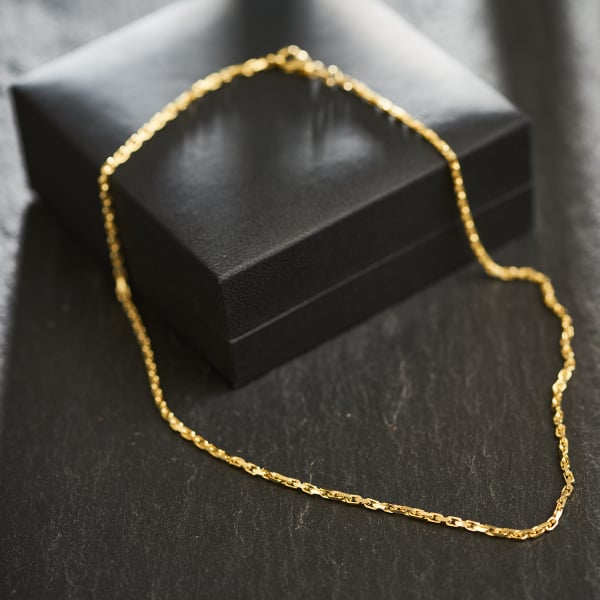 Goldkette als Ankerkette diamantiert in Gelbgold 333 / 8K, 55 cm lang, 2 mm breit, Gewicht ca. 9.8 g.