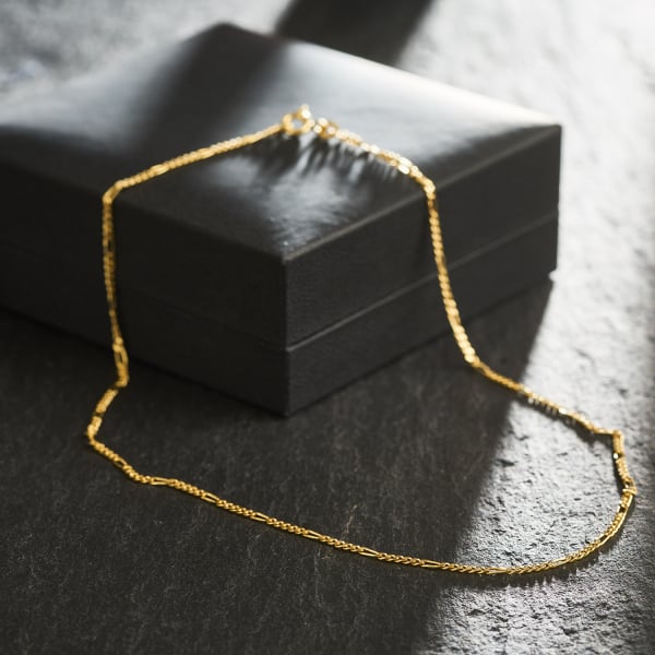 Goldkette als Figarokette diamantiert in Gelbgold 333 / 8K, 42 cm lang, 1,9 mm breit, Gewicht ca. 2.6 g.