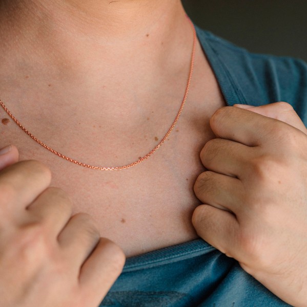 Goldkette als Ankerkette diamantiert in Rotgold 585 / 14K, 50 cm lang, 1,7 mm breit, Gewicht ca. 4.7 g.