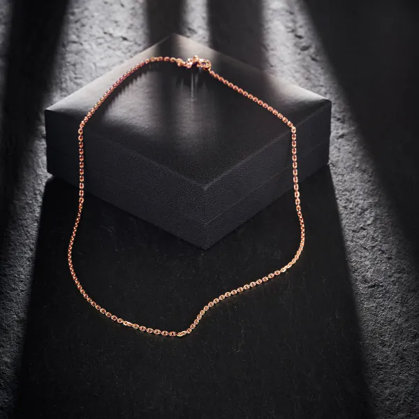 Goldkette als Ankerkette diamantiert in Rotgold 333 / 8K, 36 cm lang, 1,9 mm breit, Gewicht ca. 4 g.