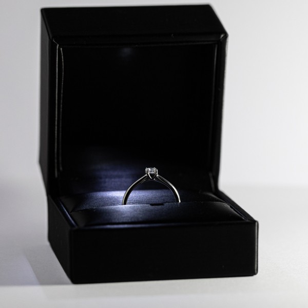 0,40 Karat Diamant Verlobungsring mit GIA Zertifikat, Weißgold 585 / 14K, Weite 53 mm, Gewicht ca. 2.79 g.