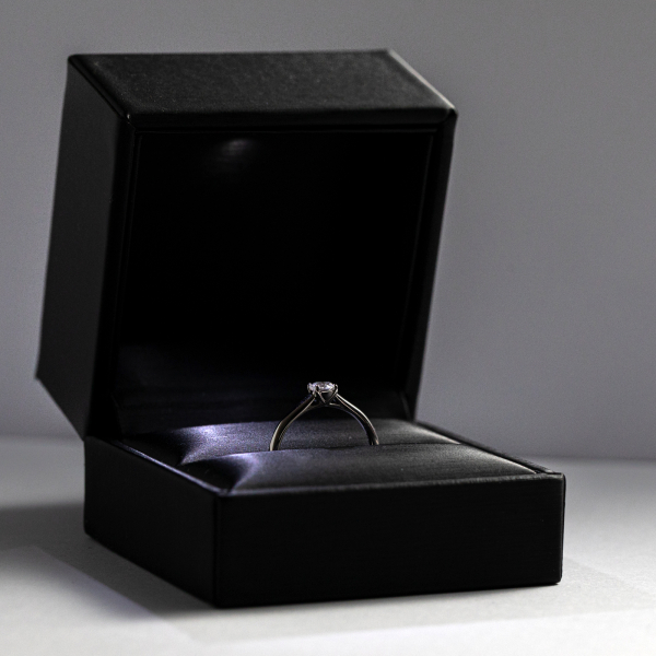 Verlobungsring in 750ger Weißgold mit Diamant 0,05K bis 1 Karat