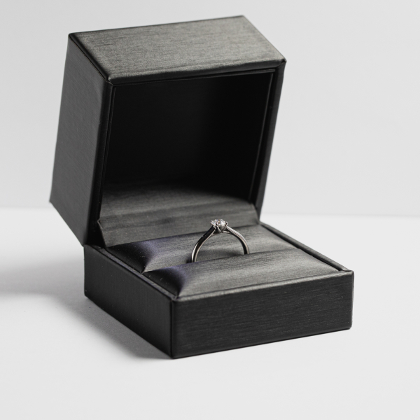 0,30 Karat Diamant Verlobungsring mit GIA Zertifikat, Rotgold 750 / 18K, Breite 1,7 mm,Weite 58 mm, Gewicht ca. 2.84 g.