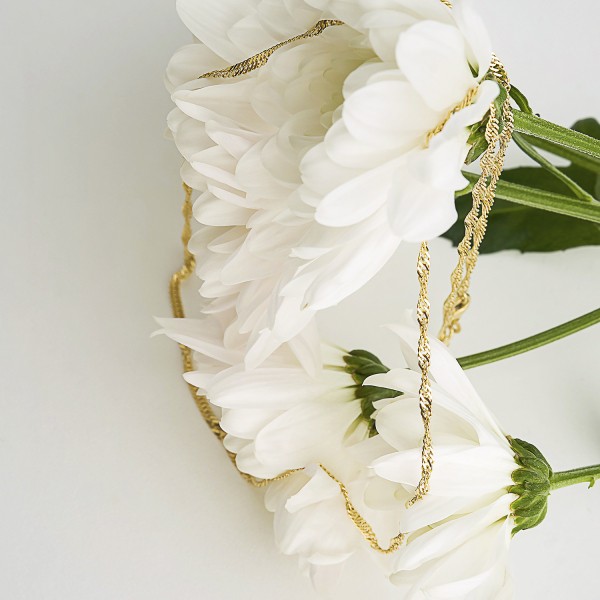 Goldkette als Singapurkette in Gelbgold 750 / 18 Karat, 45 cm lang, 2.4 mm breit, Gewicht ca. 5.1 g.