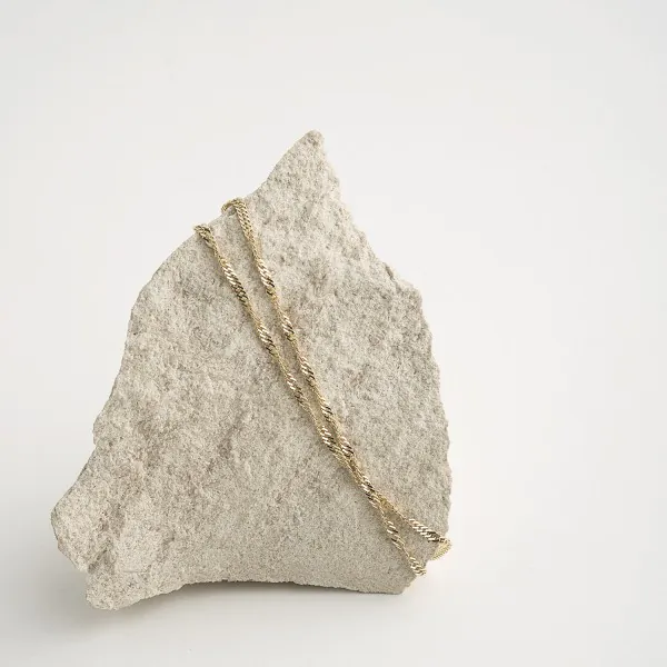Goldkette als Singapurkette in Gelbgold 750 / 18 Karat, 80 cm lang, 2.4 mm breit, Gewicht ca. 9 g.