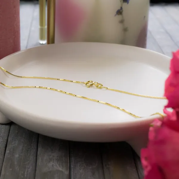 Goldkette als Venezianerkette in Gelbgold 333 / 8K, 42 cm lang, 0,7 mm breit, Gewicht ca. 1.3 g.