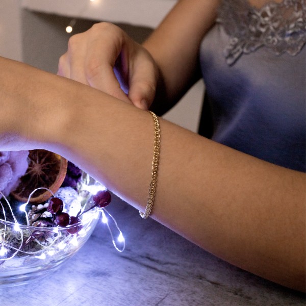 Armband als Zwillingspanzerkette in Gelbgold 375 / 9K, 20 cm lang, 3,9 mm breit, Gewicht ca. 2.1 g.