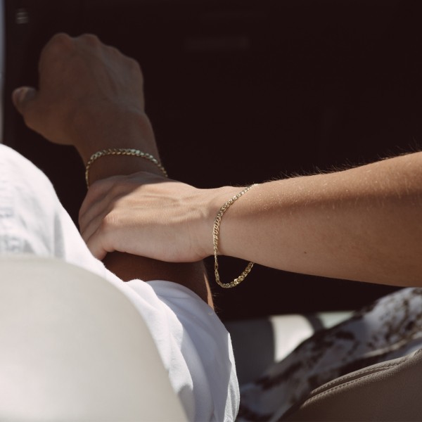 Armband als Zwillingspanzerkette in Gelbgold 333 / 8K, 19 cm lang, 3.9 mm breit, Gewicht ca. 3.7 g.