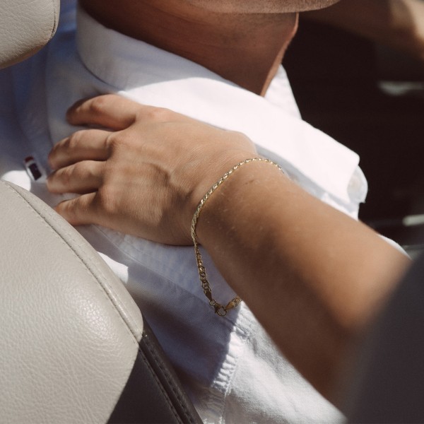 Armband als Zwillingspanzerkette in Gelbgold 585 / 14K, 18,5 cm lang, 2,1 mm breit, Gewicht ca. 1.5 g.