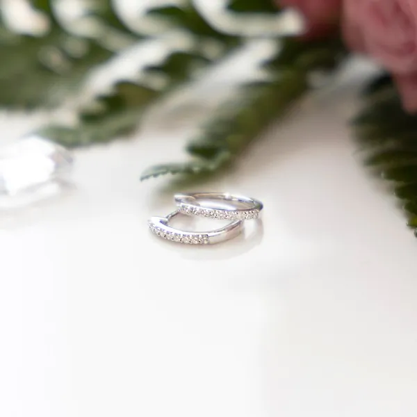 0,21 Karat Diamant Creolen, Weißgold 750 / 18K, Außendurchmesser 13.5 mm, Breite 1.5 mm, Gewicht ca. 1.9 g