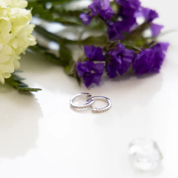 0,07 Karat Diamant Creolen, Weißgold 750 / 18K, Außendurchmesser 9.5 mm, Breite 1.4 mm, Gewicht ca. 1 g