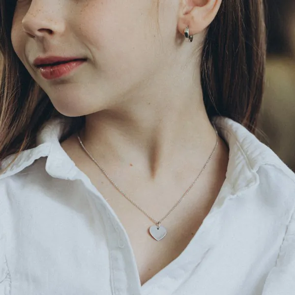 Anhänger Gravurplatte herzform seidenmatt Weißgold 13 mm