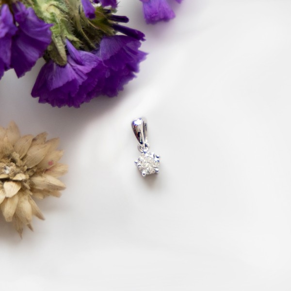 0,21 Karat Diamant Anhänger, Weißgold 750 / 18K, Höhe 10.6 mm, Breite 4.2 mm, Gewicht ca. 0.40 g