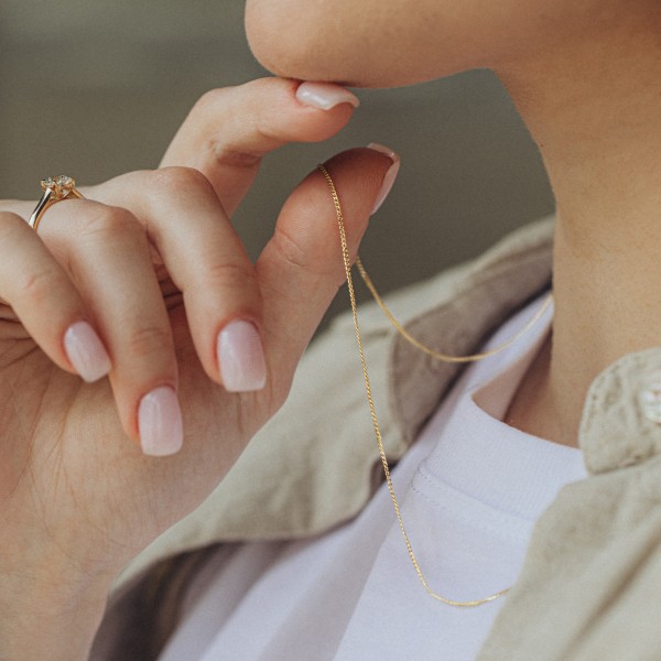 Goldkette als Panzerkette flach in Gelbgold 585 / 14K, 38 cm lang, 0,8 mm breit, Gewicht ca. 1 g.