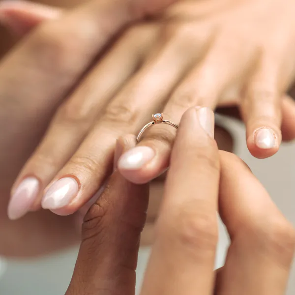 0,10 Karat Diamant Verlobungsring mit 1 Diamanten, Rotgold 585 / 14K, Weite 48 mm, Gewicht ca. 1.6 g.