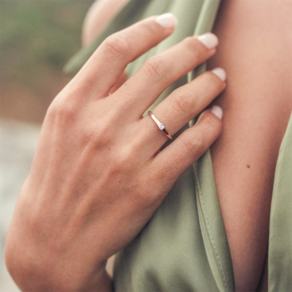 0,05 Karat Diamant Verlobungsring, Rotgold 585 / 14K, Weite 50 mm, Gewicht ca. 1.9 g.