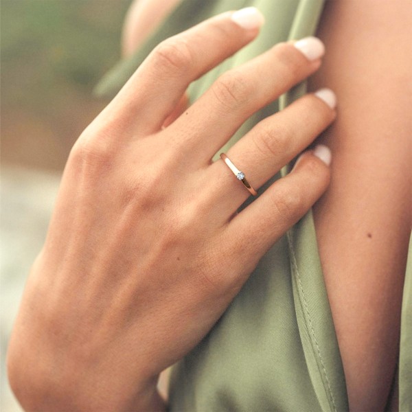 0,10 Karat Diamant Verlobungsring, Rotgold 585 / 14K, Breite 2 mm, Weite 51 mm, Gewicht ca. 2.2 g.