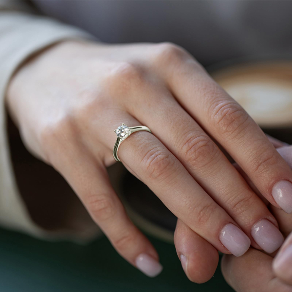 0,90 Karat Diamant Ring mit GIA Zertifikat, Weißgold 585 / 14K, Breite 1,7 mm,Weite 58 mm, Gewicht ca. 3 g.