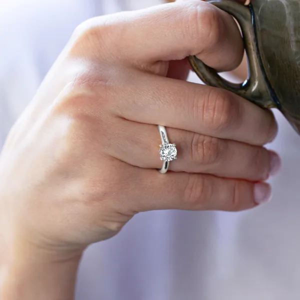 1 Karat Diamant Ring mit GIA Zertifikat, Weißgold 585 / 14K, Breite 1,7 mm,Weite 54 mm, Gewicht ca. 3.5 g.