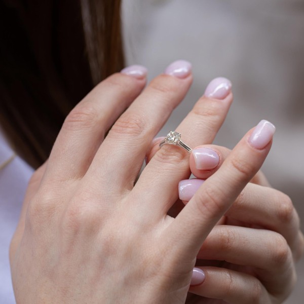 0,70 Karat Diamant Ring mit GIA Zertifikat, Weißgold 750 / 18K, Breite 1,7 mm,Weite 58 mm, Gewicht ca. 3.41 g.