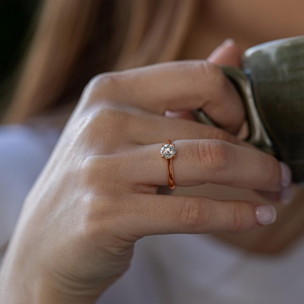 0,90 Karat Diamant Ring mit GIA Zertifikat, Rotgold 750 / 18K, Breite 1,7 mm,Weite 50 mm, Gewicht ca. 3.41 g.