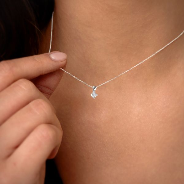 Diamantanhänger in 0,08 Karat, Weißgold 585 / 14 Karat, mit einer 585ger Goldkette, Gewicht ca. 1,5 g.