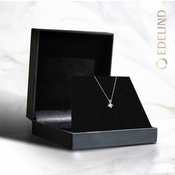 Diamantanhänger in 0,08 Karat, Weißgold 585 / 14 Karat, mit einer 585ger Goldkette, Gewicht ca. 1,5 g.