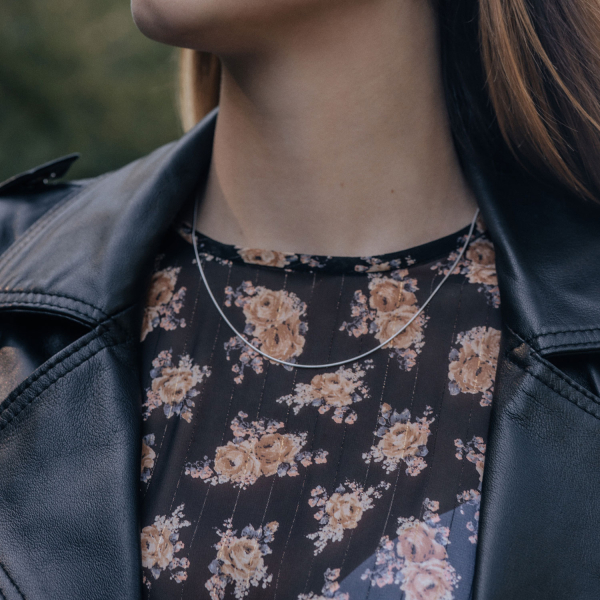 Goldkette als Schlangenkette in Weißgold 375 / 9K, 45 cm lang, 0,9 mm breit, Gewicht ca. 3.3 g.