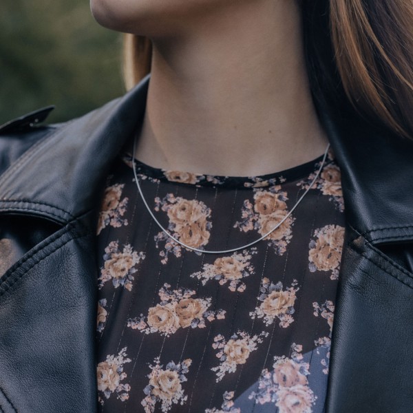 Goldkette als Schlangenkette in Weißgold 585 / 14K, 36 cm lang, 0,9 mm breit, Gewicht ca. 3.4 g.