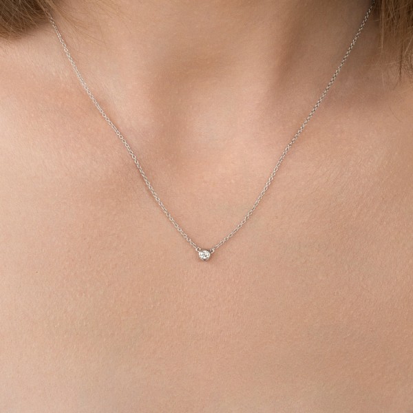 Diamantanhänger in 0,10 Karat, Weißgold 585 / 14 Karat, mit einer 585ger Goldkette in 43 cm lang, 1 mm breit, Gewicht ca. 1,85 g.