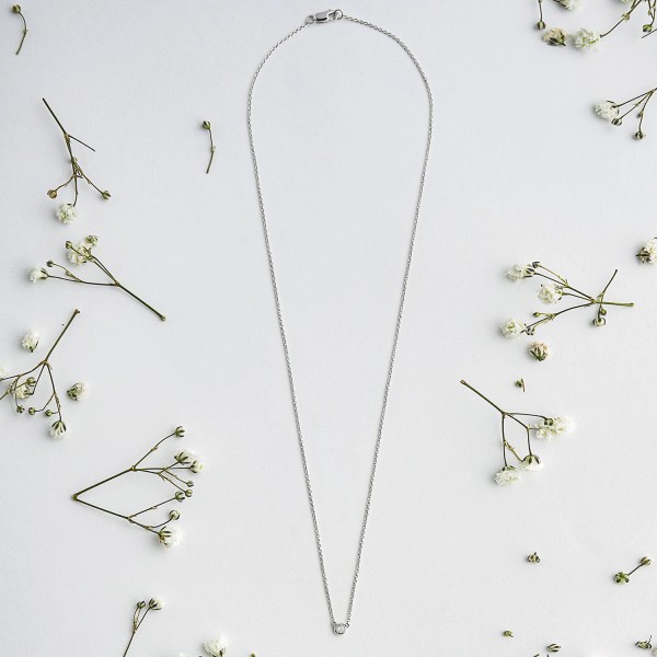 Diamantanhänger in 0,10 Karat, Weißgold 585 / 14 Karat, mit einer 585ger Goldkette in 43 cm lang, 1 mm breit, Gewicht ca. 1,85 g.