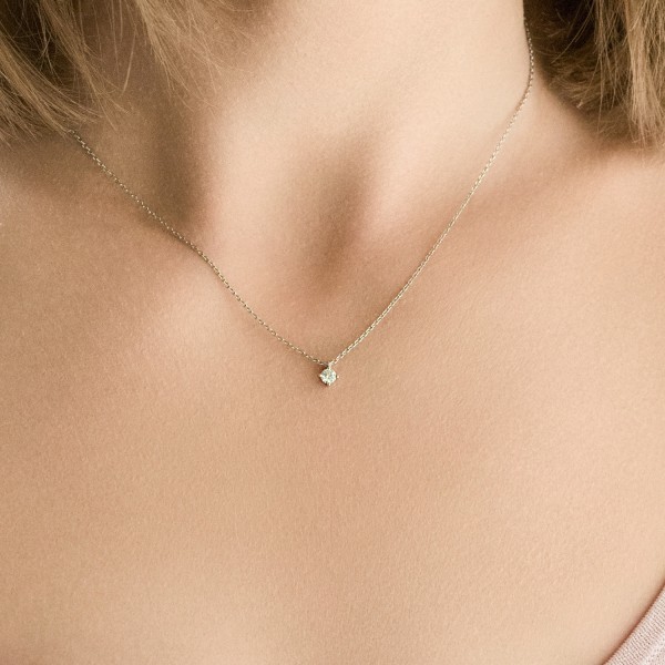 Diamantanhänger in 0,10 Karat, Weißgold 585 / 14 Karat, mit einer 585ger Goldkette in 42 cm lang, 0,8 mm breit, Gewicht ca. 1,97 g.