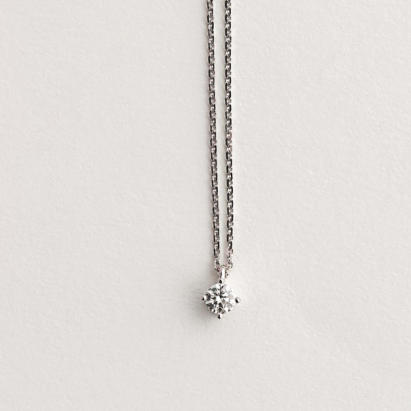 Diamantanhänger in 0,15 Karat, Weißgold 585 / 14 Karat, mit einer 585ger Goldkette in 42 cm lang, 0,9 mm breit, Gewicht ca. 1,92 g.