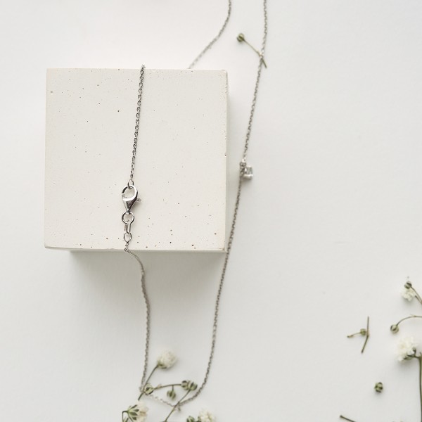 Diamantanhänger in 0,20 Karat, Weißgold 585 / 14 Karat, mit einer 585ger Goldkette in 42 cm lang, 0,9 mm breit, Gewicht ca. 1,42 g.