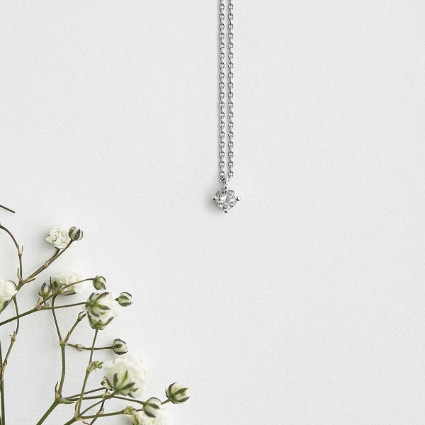 Diamantanhänger in 0,15 Karat, Weißgold 585 / 14 Karat, mit einer 585ger Goldkette in 42 cm lang, 0,9 mm breit, Gewicht ca. 1,92 g.