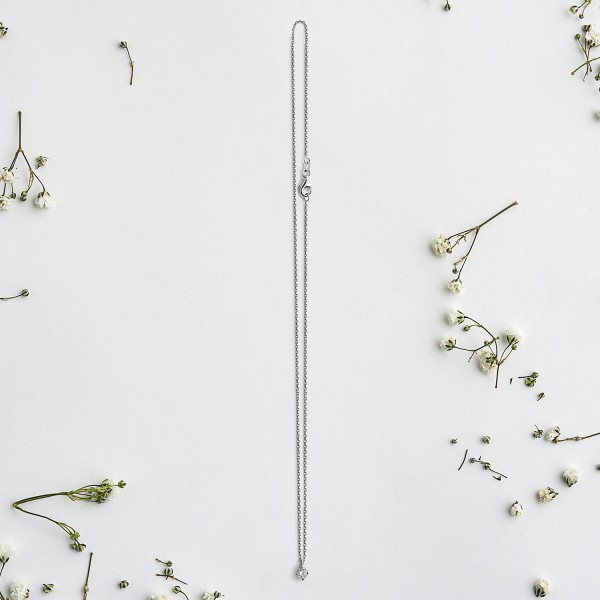 Diamantanhänger in 0,20 Karat, Weißgold 585 / 14 Karat, mit einer 585ger Goldkette in 42 cm lang, 0,8 mm breit, Gewicht ca. 1,99 g.