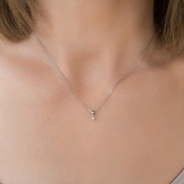 Diamantanhänger in 0,05 Karat, Weißgold 585 / 14 Karat, mit einer 585ger Goldkette in 42 cm lang, 0,8 mm breit, Gewicht ca. 2,12 g.