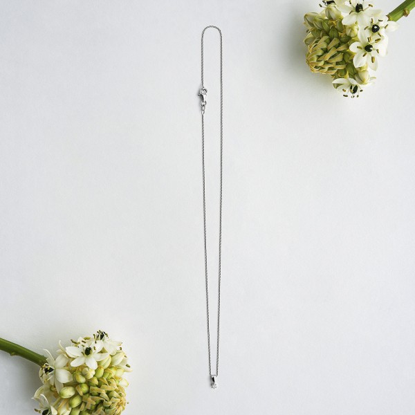 Diamantanhänger in 0,05 Karat, Weißgold 585 / 14 Karat, mit einer 585ger Goldkette in 42 cm lang, 0,8 mm breit, Gewicht ca. 2,12 g.