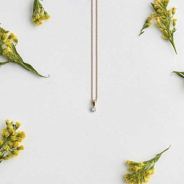 Diamantanhänger in 0,10 Karat, Gelbgold 585 / 14 Karat, mit einer 585ger Goldkette in 42 cm lang, 0,8 mm breit, Gewicht ca. 2,03 g.