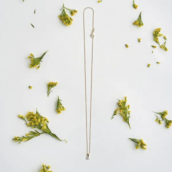 Diamantanhänger in 0,10 Karat, Gelbgold 585 / 14 Karat, mit einer 585ger Goldkette in 42 cm lang, 0,8 mm breit, Gewicht ca. 2,03 g.