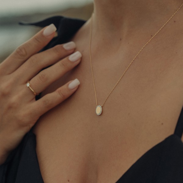 Diamantanhänger in 0,11 Karat, Gelbgold 585 / 14 Karat, mit einer 585ger Goldkette in 46,5 cm lang, 0,8 mm breit, Gewicht ca. 0,90 g.