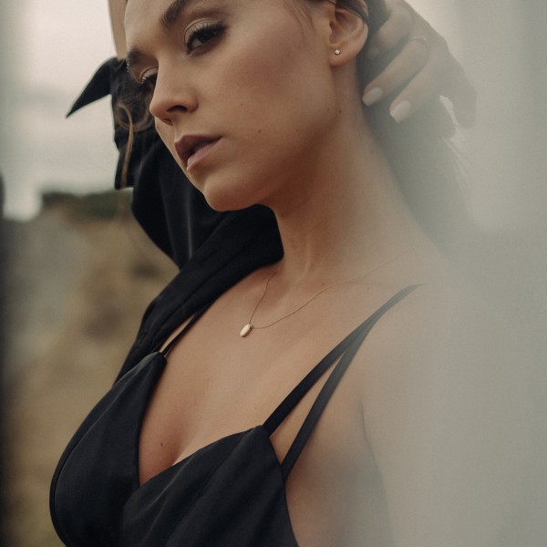 Diamantanhänger in 0,11 Karat, Gelbgold 585 / 14 Karat, mit einer 585ger Goldkette in 46,5 cm lang, 0,8 mm breit, Gewicht ca. 0,90 g.