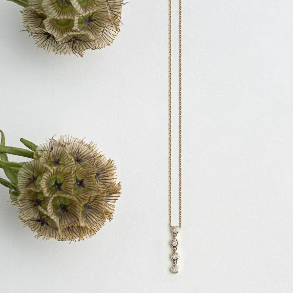 Diamantanhänger in 0,16 Karat, Gelbgold 585 / 14 Karat, mit einer 585ger Goldkette in 43 cm lang, 0,9 mm breit, Gewicht ca. 2,11 g.