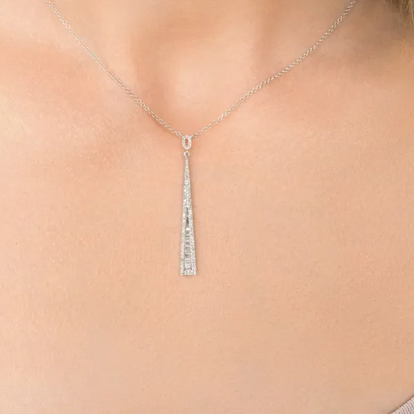 Diamantanhänger 17 Trapeze in 0,16 Karat, Weißgold 585 / 14 Karat, mit einer 585ger Goldkette in 46 cm lang, 0,8 mm breit, Gewicht ca. 2,24 g.