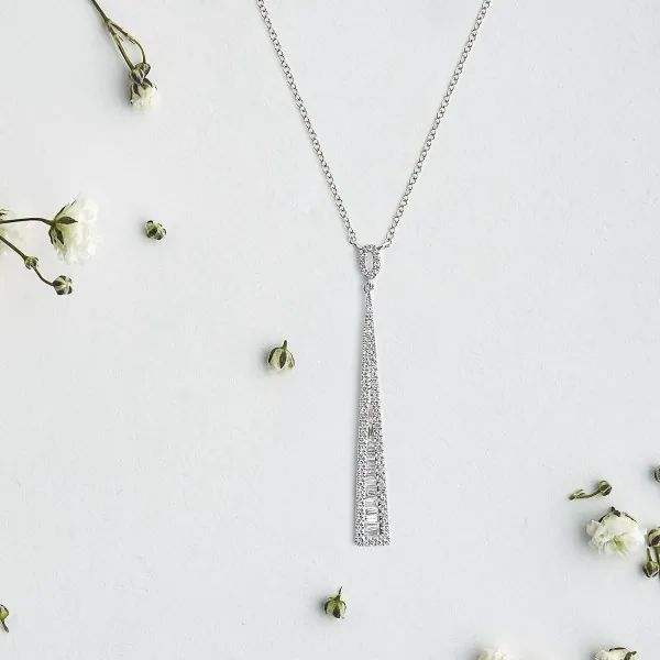Diamantanhänger 17 Trapeze in 0,16 Karat, Weißgold 585 / 14 Karat, mit einer 585ger Goldkette in 46 cm lang, 0,8 mm breit, Gewicht ca. 2,24 g.