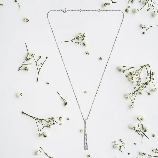 Diamantanhänger 17 Trapeze in 0,16 Karat, Weißgold 585 / 14 Karat, mit einer 585ger Goldkette in 46 cm lang, 0,8 mm breit, Gewicht ca. 2,24 g.