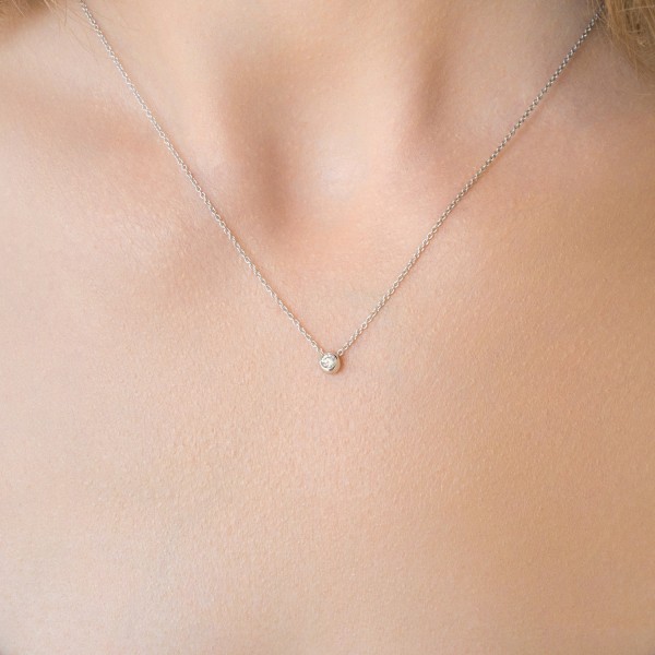 Diamantanhänger in 0,10 Karat, Weißgold 585 / 14 Karat, mit einer 585ger Goldkette in 43 cm lang, 0,9 mm breit, Gewicht ca. 2,02 g.