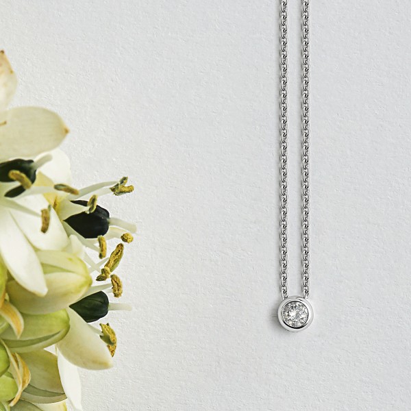 Diamantanhänger in 0,10 Karat, Weißgold 585 / 14 Karat, mit einer 585ger Goldkette in 43 cm lang, 0,9 mm breit, Gewicht ca. 2,02 g.