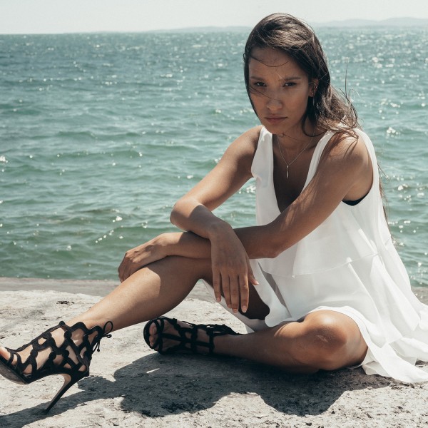 Diamantanhänger in 0,10 Karat, Weißgold 585 / 14 Karat, mit einer 585ger Goldkette in 45 cm lang, 0,9 mm breit, Gewicht ca. 2,54 g.