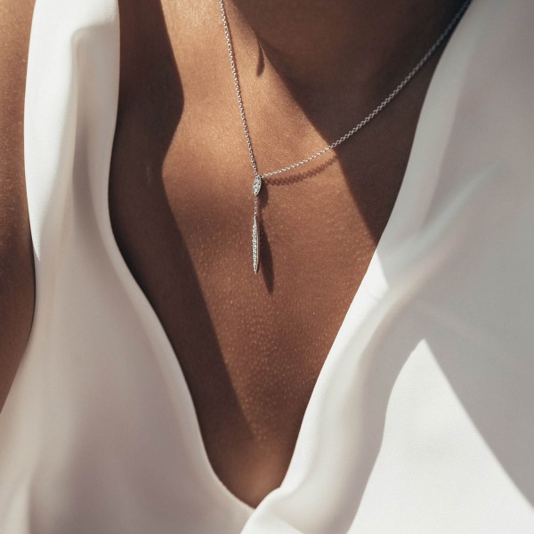 Diamantanhänger in 0,10 Karat, Weißgold 585 / 14 Karat, mit einer 585ger Goldkette in 45 cm lang, 0,9 mm breit, Gewicht ca. 2,54 g.